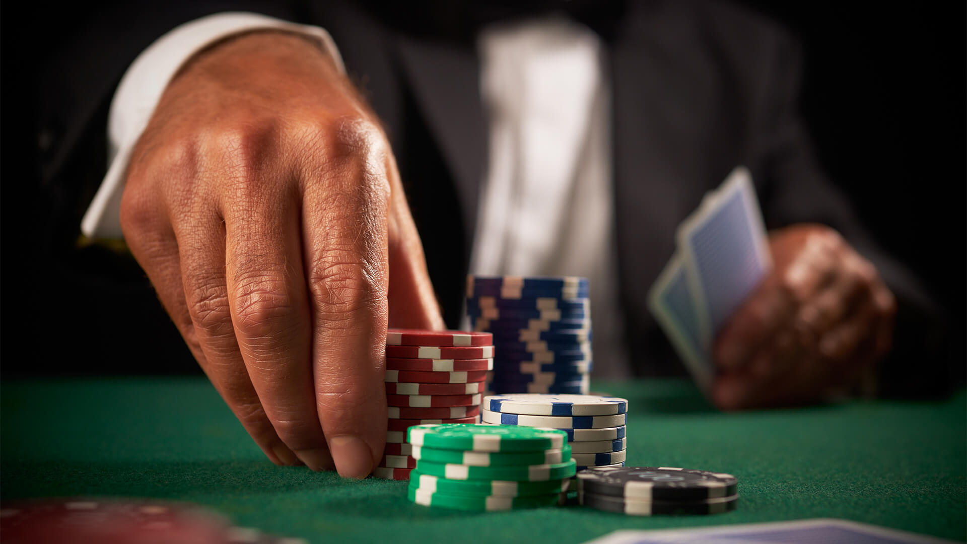 10 TIPS TO PLAY POKER LIKE A PRO